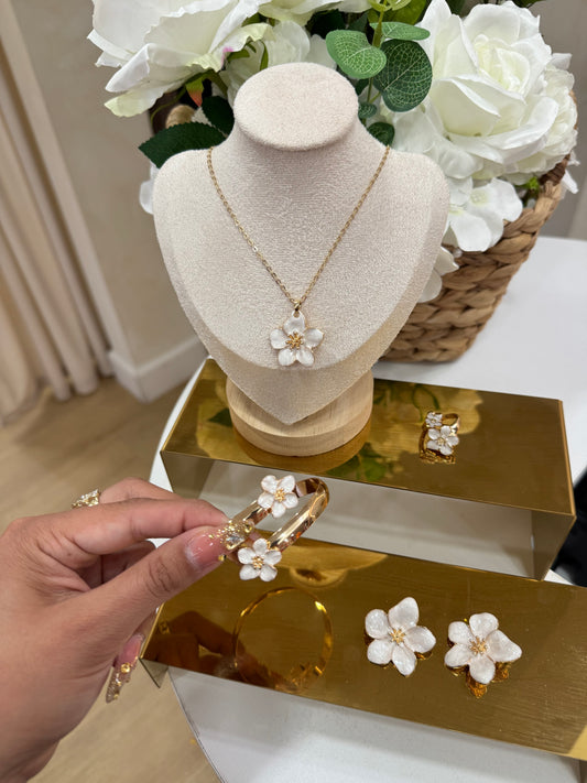 4 Piece Karol Flower Set (White)